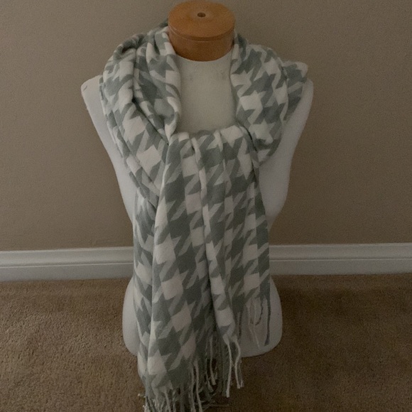 Womens soft houndstooth scarf - Picture 2 of 6